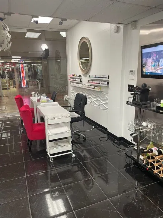 https://cdn.salonspotlight.com/photos/Bmk0JNSnnF1kHrd7aMvE/41a7f8e7-4a1d-433b-a23e-3fcd5917e959_720x720
