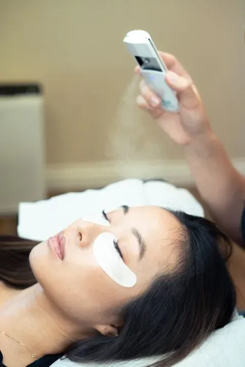 https://cdn.salonspotlight.com/photos/BmoPu3DSSxFoH88zxrur/7aa92392-1f9b-4567-a704-0297cd52aa97_720x720