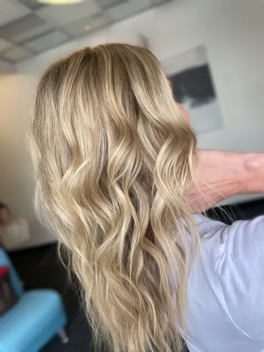 https://cdn.salonspotlight.com/photos/Bmpz4EtUTUU49lIBY97E/b64833b7-f92a-4537-992c-eac5763362f7_720x720