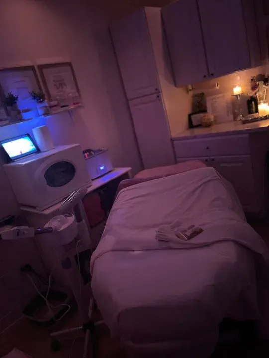 https://cdn.salonspotlight.com/photos/BoAG6wCgNN8DMh60Epjv/9a32be25-3012-42ff-8161-fdbcb8673ace_720x720