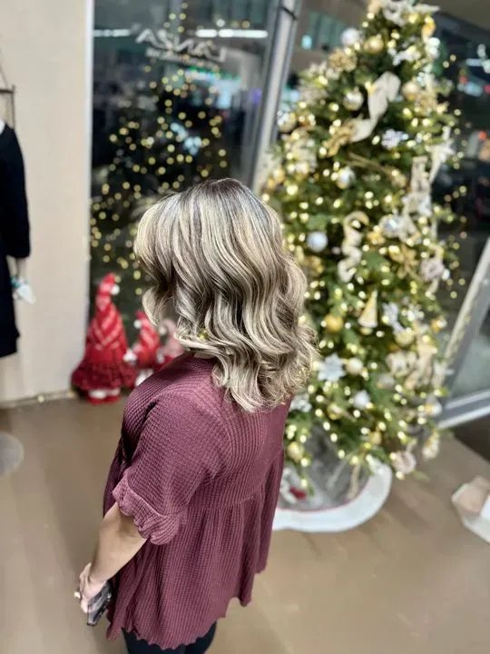 https://cdn.salonspotlight.com/photos/BrOLwrgOhX4DjEnuu1no/5c45ec6a-2f1e-4785-be97-ad6a641b254d_720x720