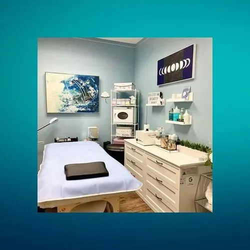 https://cdn.salonspotlight.com/photos/BrdcJiB1ag0bVYyISxFm/46f674a3-3b35-478e-bd20-da6203c17fe4_720x720