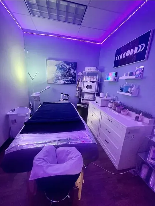 https://cdn.salonspotlight.com/photos/BrdcJiB1ag0bVYyISxFm/73389b25-1ff4-4bed-92de-579f180b5a62_720x720