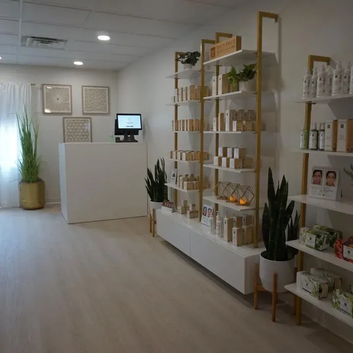 https://cdn.salonspotlight.com/photos/BtQPU4XhDGQ5gktURB4L/3b7875bd-a833-4567-850a-b9b0caf68b0c_720x720