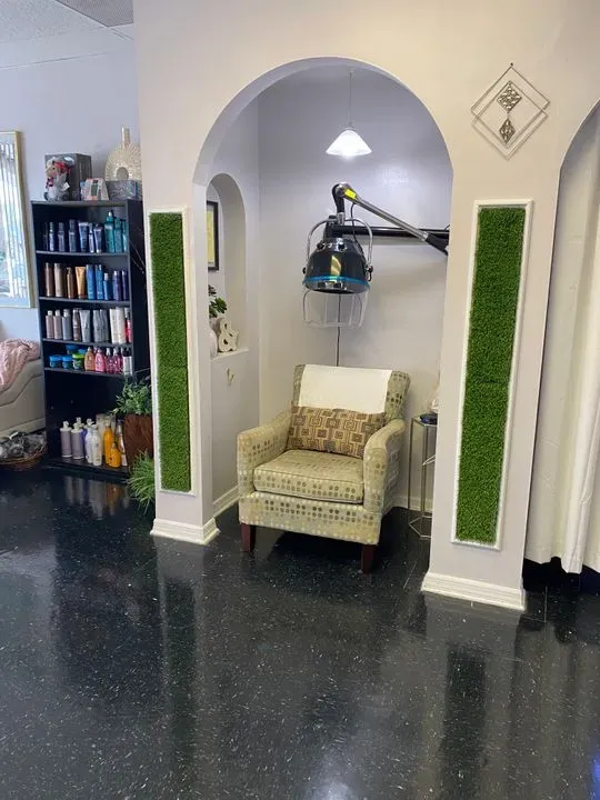 https://cdn.salonspotlight.com/photos/BtYWas0vnDZyc7obgTPL/8ff6b28b-d1bd-47ec-9f19-7e13edeeba76_720x720