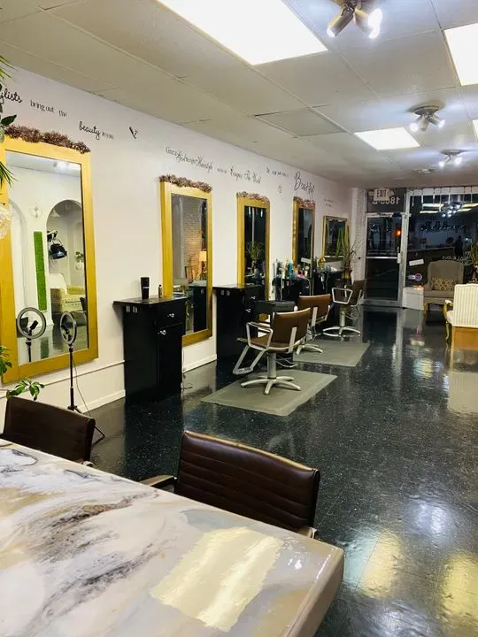 https://cdn.salonspotlight.com/photos/BtYWas0vnDZyc7obgTPL/92b6e374-7c94-4a45-9c24-1cd267af89e7_720x720