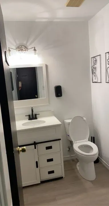 https://cdn.salonspotlight.com/photos/C10sL5nJsvQvnWOzWFjs/4fa9a7e5-abd8-49e2-9fe3-076c18c5a21c_720x720