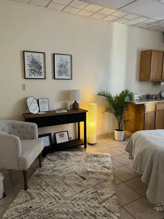 https://cdn.salonspotlight.com/photos/C2C6z8IwwfkWdlGbTXl7/c096729c-2ed5-4b00-9d9e-c231895df110_720x720