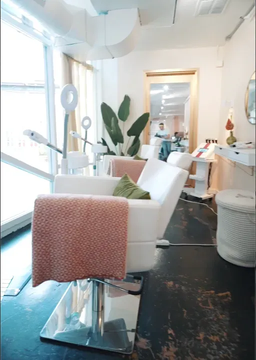 https://cdn.salonspotlight.com/photos/C2GF80klWYSvsikBnp7A/357f2207-95f4-4326-9f37-e7d87e033160_720x720