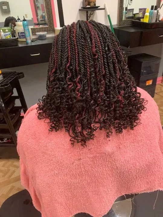 https://cdn.salonspotlight.com/photos/C2HnvsqXaiYloVrPEcq1/209f6f1d-0194-4fa7-98c4-3a96c176d12d_720x720