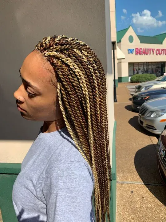 https://cdn.salonspotlight.com/photos/C2HnvsqXaiYloVrPEcq1/4d976282-9864-424a-9307-24703dea6fa2_720x720
