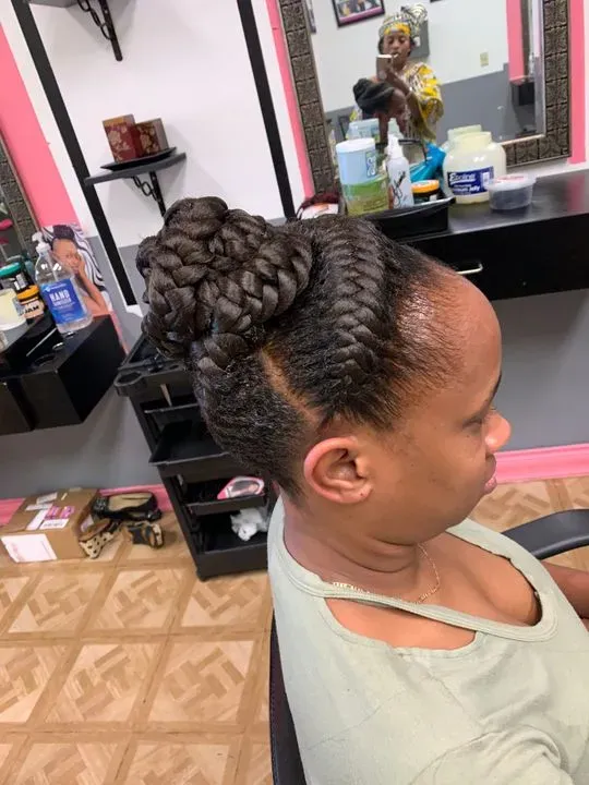 https://cdn.salonspotlight.com/photos/C2HnvsqXaiYloVrPEcq1/9c941631-e505-487e-95fb-23e32052a463_720x720