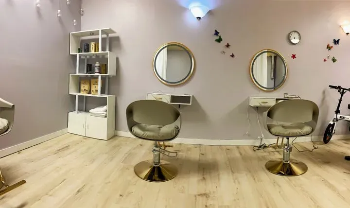 https://cdn.salonspotlight.com/photos/C2f5rZprZSeIeM4snymf/222579dd-42f6-4757-ad89-c353224dc7f4_720x720