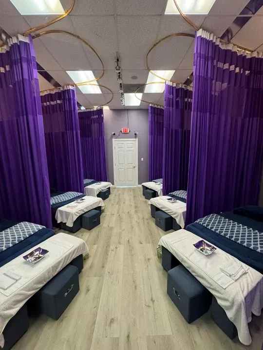 https://cdn.salonspotlight.com/photos/C5FZCZOyTBnFr89R8HbX/894aa382-190a-48d7-b84b-078ffbe87cde_720x720