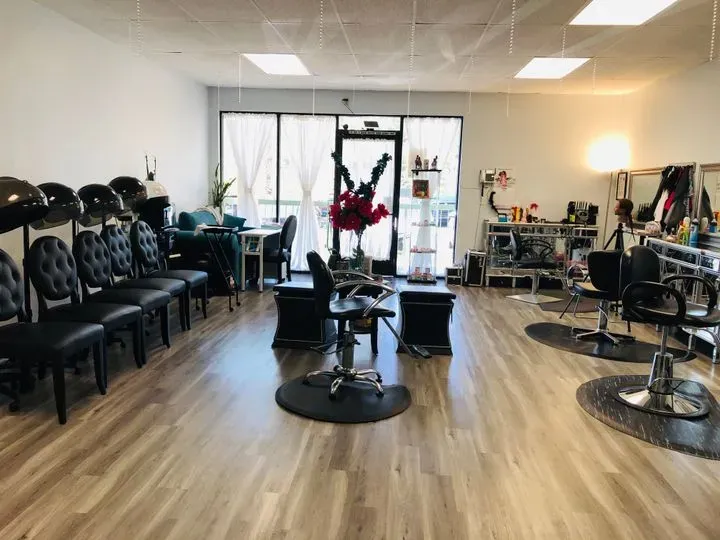 https://cdn.salonspotlight.com/photos/C5dc2trjUuEsFjrTvidV/1bfeee5a-15be-40b4-b271-b79a41ed8bb6_720x720