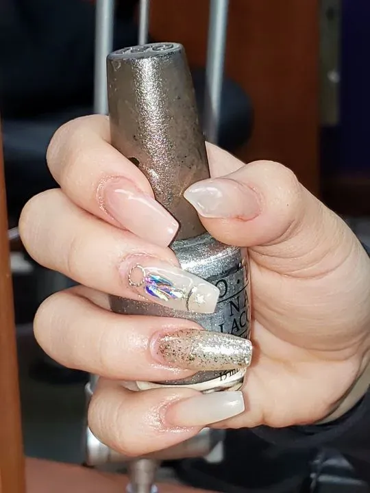 https://cdn.salonspotlight.com/photos/C8JPX1VkSI21gsdbx9eZ/d6edf428-9ea2-48d2-a946-48416bf85247_720x720