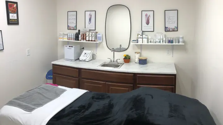 https://cdn.salonspotlight.com/photos/C8v1gwmb83FDe7h58JtU/cc94609b-a06f-456e-9f37-784d87112987_720x720