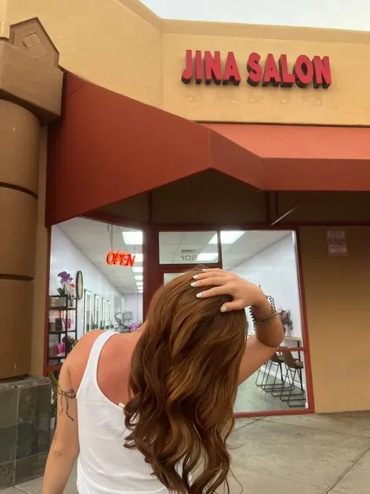 https://cdn.salonspotlight.com/photos/CAaX1veH87WMbHOz8536/0207bfaa-645e-41bc-ae99-2766acd84694_720x720