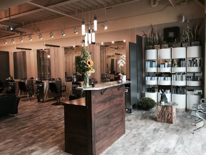 https://cdn.salonspotlight.com/photos/CAmkYCPiPE6H8qGemgcE/4629ef8a-2176-4a6e-91ac-a2d41313a213_720x720