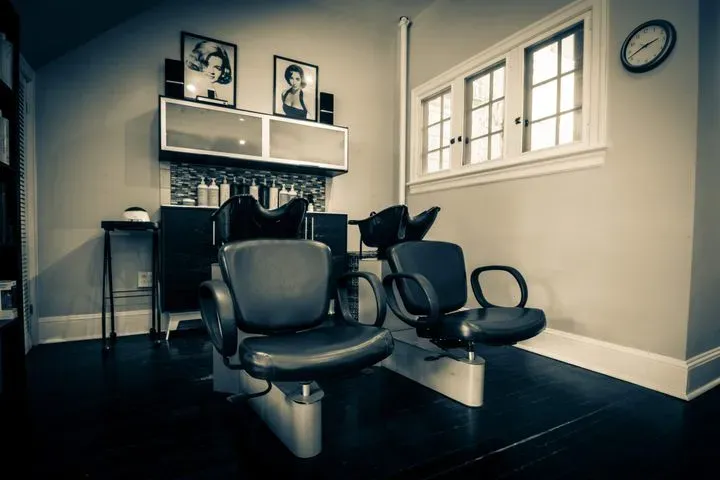 https://cdn.salonspotlight.com/photos/CC0rwY9GxWzJeupQLEj2/3260b7ea-8322-4974-a9a7-72ac8d0bec85_720x720