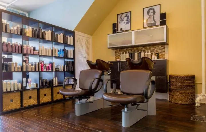 https://cdn.salonspotlight.com/photos/CC0rwY9GxWzJeupQLEj2/52e52208-c3b5-4962-a5fb-0ac3970fe96a_720x720