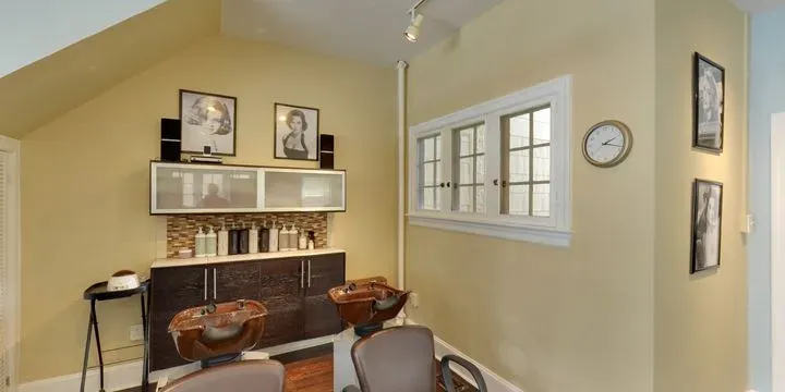 https://cdn.salonspotlight.com/photos/CC0rwY9GxWzJeupQLEj2/e88726c2-0497-4a80-bffd-07fcb3617953_720x720