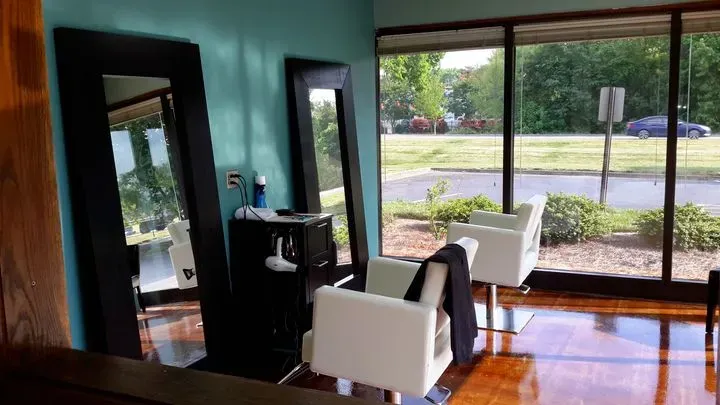 https://cdn.salonspotlight.com/photos/CDilR4JeBxAX4udm0JxY/3d9e4d17-2c83-4128-82e8-3052bc42273a_720x720