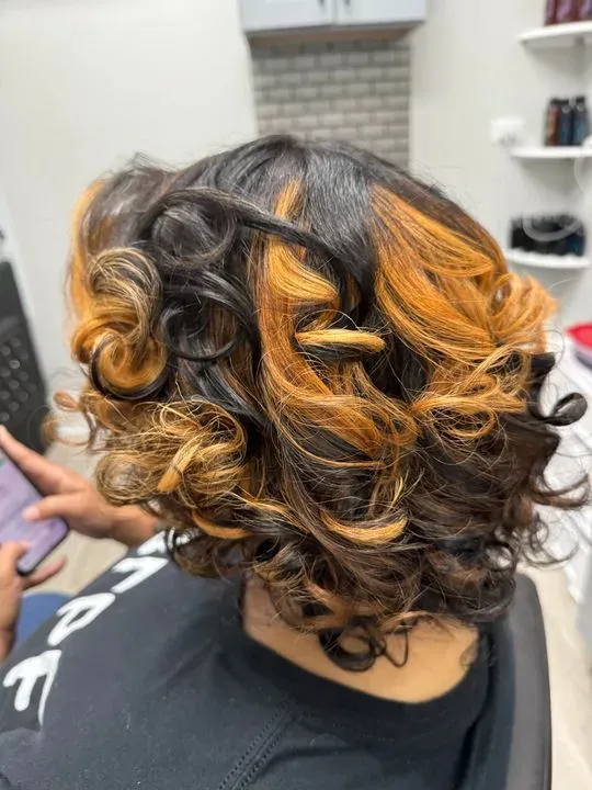https://cdn.salonspotlight.com/photos/CJFXoZlO8aeGlrW74xcM/23d46b90-07e5-47c1-8d93-6b13fabaf752_720x720