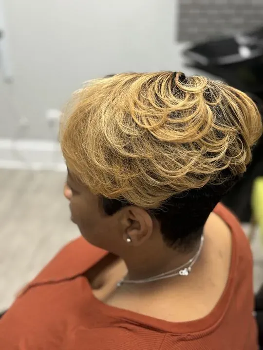 https://cdn.salonspotlight.com/photos/CJFXoZlO8aeGlrW74xcM/65079119-d661-4d29-9618-6896f4bda4af_720x720
