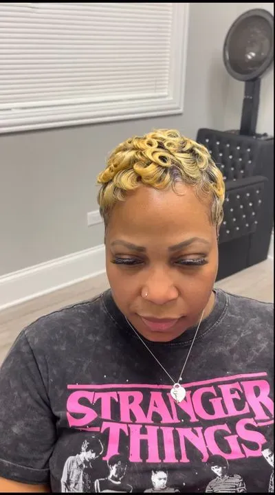 https://cdn.salonspotlight.com/photos/CJFXoZlO8aeGlrW74xcM/a9104760-d8e8-48f4-bada-35c43344f610_720x720