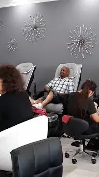 https://cdn.salonspotlight.com/photos/CK3UTeNetOxfqvupexiV/43b6ba33-bd90-47cf-a5ac-16d8d9a69bd8_720x720