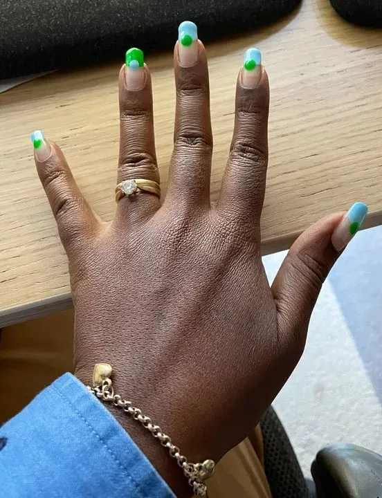 https://cdn.salonspotlight.com/photos/CK3UTeNetOxfqvupexiV/70873e4e-d2a3-48f0-bbc5-8523b1422a23_720x720