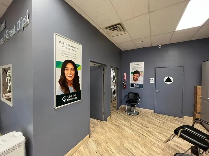 https://cdn.salonspotlight.com/photos/CM9UwSjvPNCdydgGfxOn/7bf15600-e75f-43c5-ba3a-3ef309a8d937_720x720
