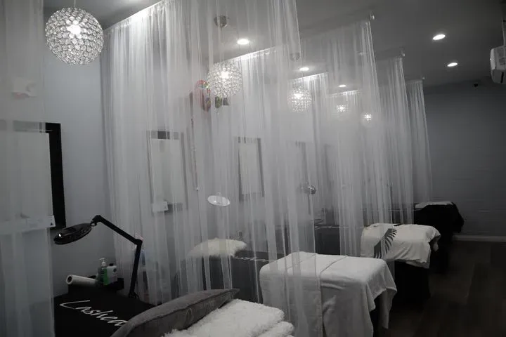 https://cdn.salonspotlight.com/photos/CNmqGUcXpraFL61LdgHg/1b455587-8ee2-45e9-ade7-ea5db81785cf_720x720