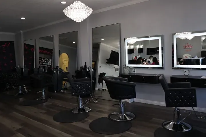 https://cdn.salonspotlight.com/photos/CNmqGUcXpraFL61LdgHg/2f0efde2-8b4a-41a3-b5b1-b8b848e45373_720x720