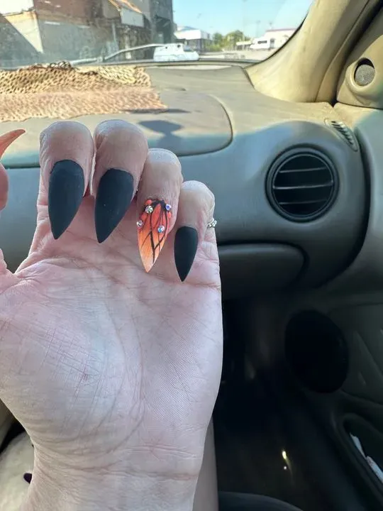 https://cdn.salonspotlight.com/photos/CPeafONmt6yBGiiG2VLP/dbd27a5c-4704-4704-89a1-da79584309d4_720x720