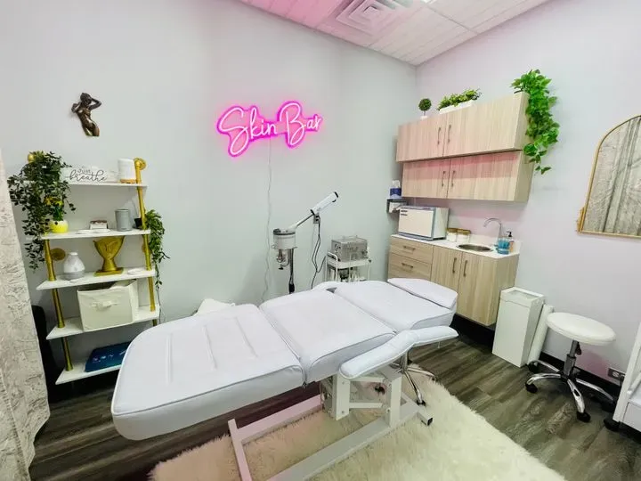 https://cdn.salonspotlight.com/photos/CQseMZzvnZXUOYI3ACLB/93d69d16-5c10-4ddf-a5f0-3bf31867d55b_720x720
