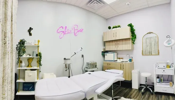 https://cdn.salonspotlight.com/photos/CQseMZzvnZXUOYI3ACLB/dcc9c422-77ea-4f02-a125-88f71e3812af_720x720
