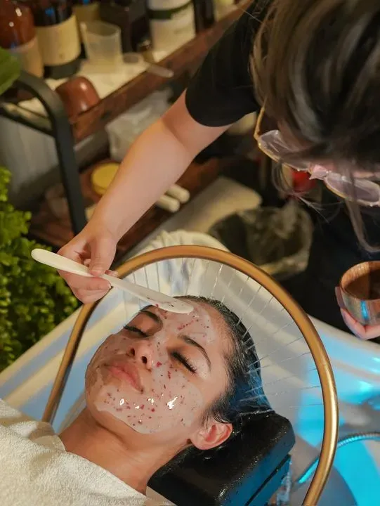 https://cdn.salonspotlight.com/photos/CRk32zye1TSLqIBP4yRl/168a4818-cfa7-47ba-9ef7-7e3223ad4146_720x720
