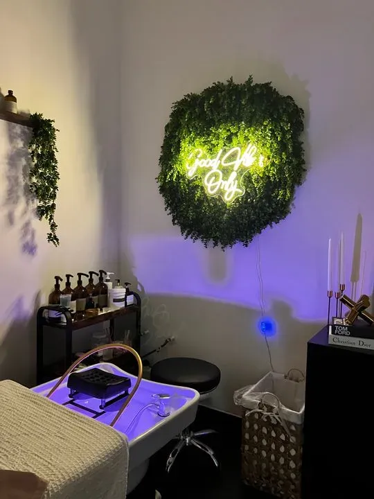 https://cdn.salonspotlight.com/photos/CRk32zye1TSLqIBP4yRl/c2712c41-faf4-4487-ab4f-78dc6f052b37_720x720