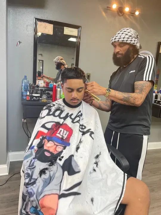 https://cdn.salonspotlight.com/photos/CT01PgxgsPGlpCYLrWWD/e7a9cbec-e254-4fe5-9d4f-24ee1e04a177_720x720
