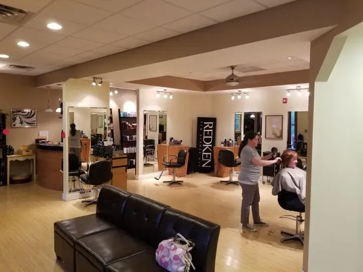 https://cdn.salonspotlight.com/photos/CTTDwHAYwd231430UbWe/0f02a8a5-2b2a-4611-ae14-bd95986c5ac2_720x720