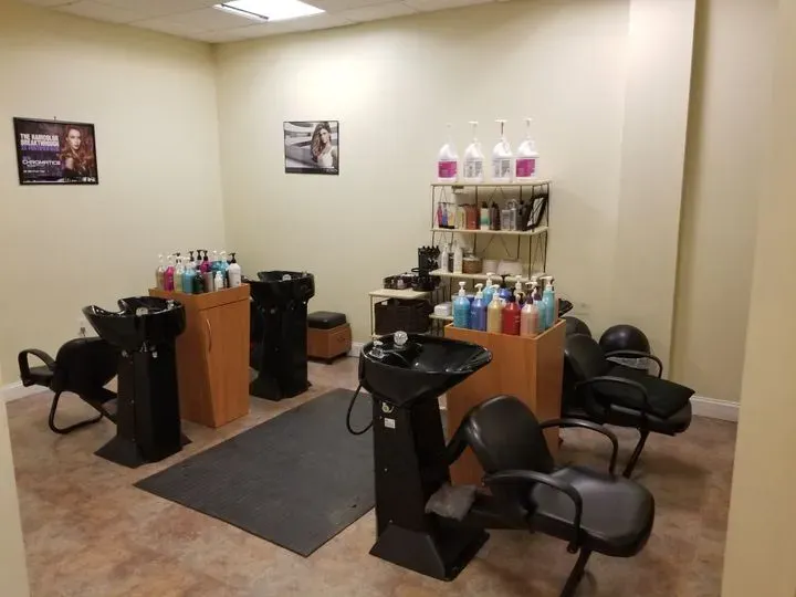 https://cdn.salonspotlight.com/photos/CTTDwHAYwd231430UbWe/54554d56-787c-4fca-8261-4054ee6d02be_720x720