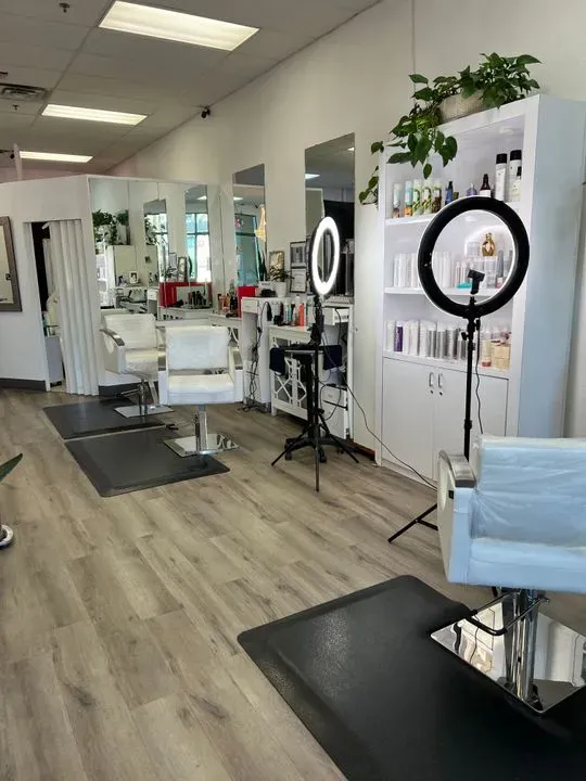 https://cdn.salonspotlight.com/photos/CXVEkJrRT9keoE4p1Xz1/bad04405-5e9b-4a40-ba9f-a285160b085c_720x720