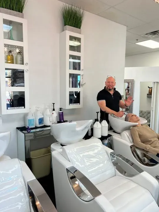 https://cdn.salonspotlight.com/photos/CXVEkJrRT9keoE4p1Xz1/bf16c22d-445d-43eb-9359-c35f91c38ffc_720x720