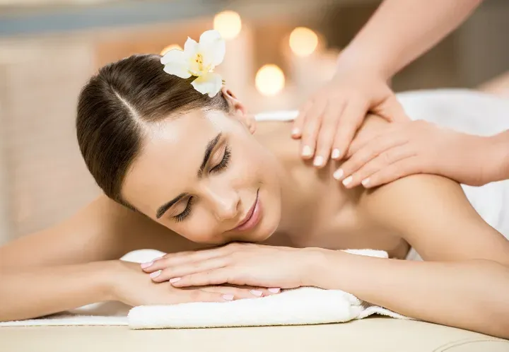 https://cdn.salonspotlight.com/photos/CXwbqpYssw3g6BfdAPPb/e3410a8d-59fa-43f6-9e8b-0863df2fb784_720x720