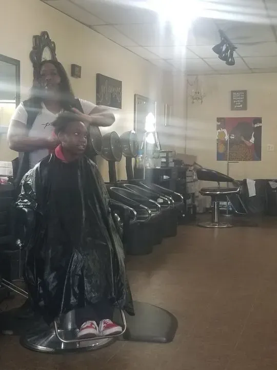 https://cdn.salonspotlight.com/photos/CYGUkRIyXPBVPRbE4kx8/d6816517-b1c2-416d-a6dd-ec61630c2730_720x720