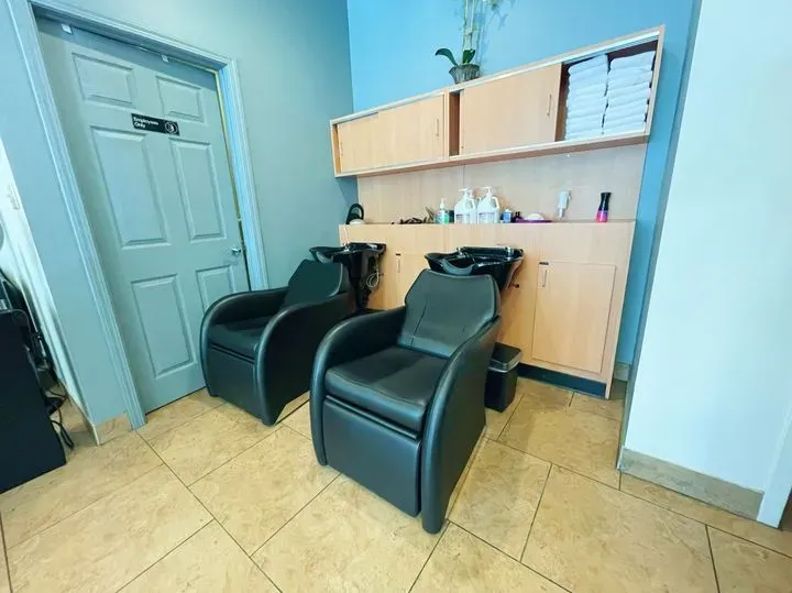 https://cdn.salonspotlight.com/photos/CYR3UXhPbMVwT6oHhh17/6795e222-0517-45e3-9d51-2269d269f49c_720x720