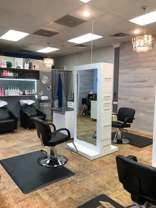 https://cdn.salonspotlight.com/photos/CZ8soN42Hev8clnL7ccv/0391f3e0-d6d1-478a-a47a-0aa2e0be5cc8_720x720