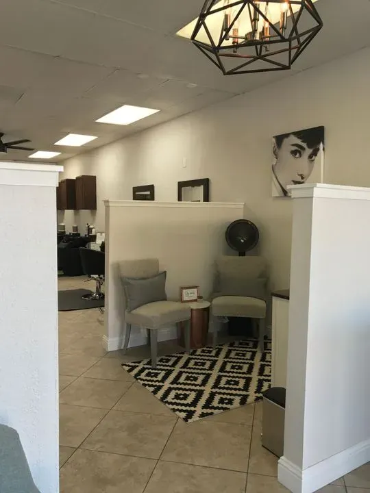 https://cdn.salonspotlight.com/photos/CZSpU0sn2w33rgSYi8ew/015eb28c-24d0-4436-8c22-904d120331bb_720x720